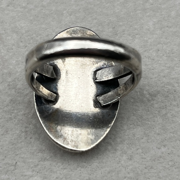 Sterling Silver Split Shank Shadowbox Ring with green stone - Picture 5 of 10